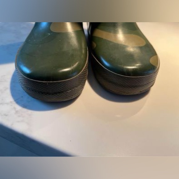 little boys size 8 rain boots.  Carters brand camo boots. - Picture 5 of 12